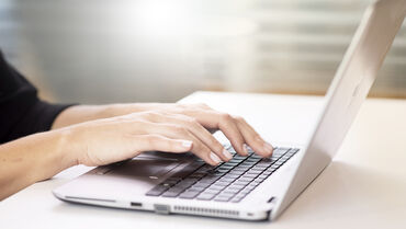 BIL_UNT_MEN_Schöck-Hände-Laptop-6301_#SALL_#AOF_#V1_16z9_FHD_21RL.jpg BIL_UNT_MEN_Schöck-Hände-Laptop-6301_#SALL_#AOF_#V1_16z9_FHD_21RL.jpg