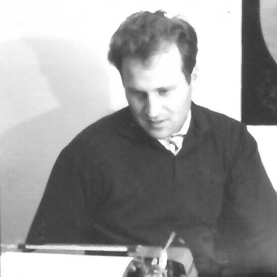 Die Anfaenge_Eberhard Schoeck an der Schreibmaschine.jpg 1z1