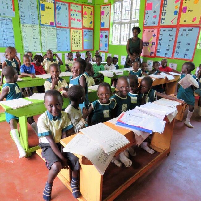 Vorschulgruppe im neuen Schulgebäude, Uganda.jpg Vorschulgruppe im neuen Schulgebäude, Uganda.jpg