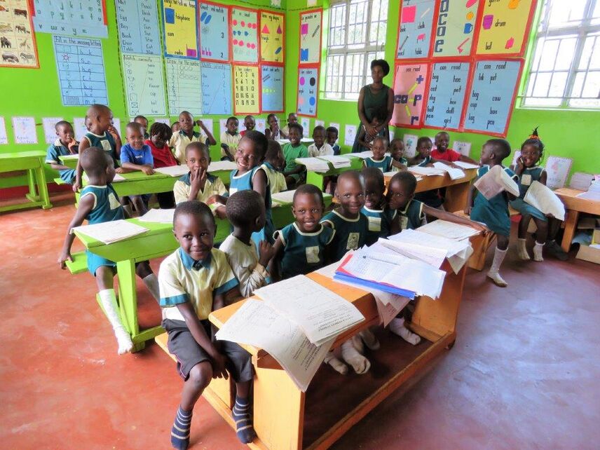 Vorschulgruppe im neuen Schulgebäude, Uganda.jpg